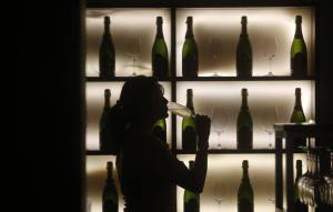 DOCU_GRUPO A woman poses with a glass of wine at a tapas bar in Mumbai